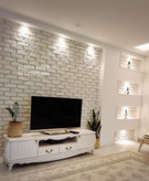 دکوراسیون داخلی آجر دکوراتیو سفید آتریسا برای پشت تلویزیون
